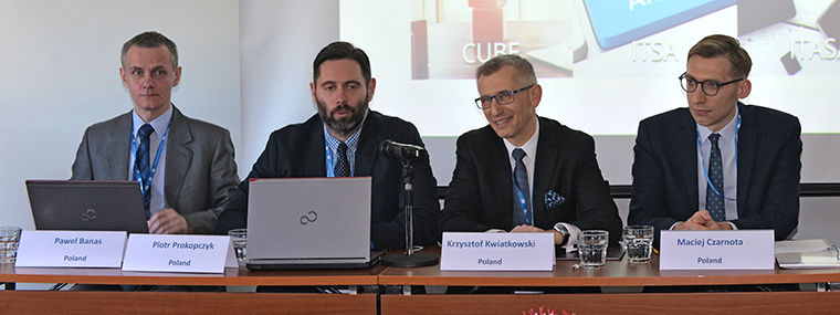 Delegacja NIK na&nbsp;obradach Grupy Roboczej EUROSAI do&nbsp;spraw Systemów Informatycznych w&nbsp;Tallinie (od lewej:  Radca Prezesa NIK Paweł Banaś, Dyrektor Departamentu Nauki, Oświaty i&nbsp;Dziedzictwa Narodowego Piotr Prokopczyk,  Prezes NIK Krzysztof Kwiatkowski, specjalista w&nbsp;Wydziale Spraw Międzynarodowych Maciej Czarnota)