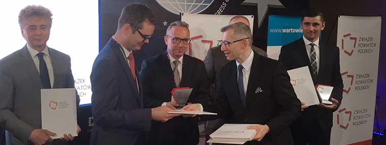 Prezes NIK Krzysztof Kwiatkowski wręcza nagrody laureatom Ogólnopolskiego Rankingu Gmin i&nbsp;Powiatów.