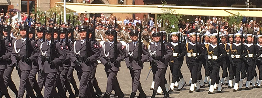 Żołnierze lotnictwa i marynarki na defiladzie wojskowej na Placu Zamkowym w Warszawie