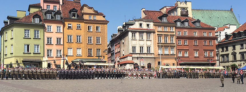 Defilafa wojskowa na Placu Zamkowym w Warszawie