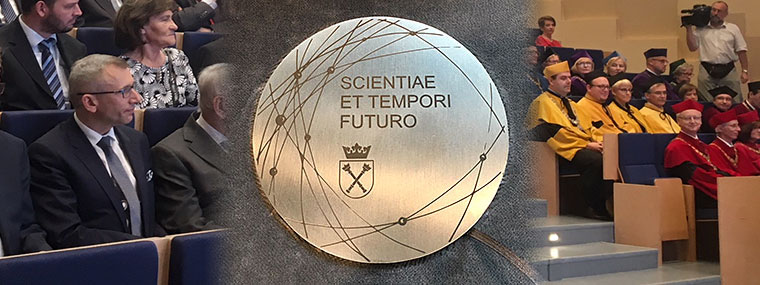 Prezes NIK Krzysztof Kwiatkowski bierze udział w&nbsp;obchodach rocznicy założenia Uniwersytetu Jagiellońskiego obok medal Scientiae et Tempori Futuro i&nbsp;uczestnicy obchodów