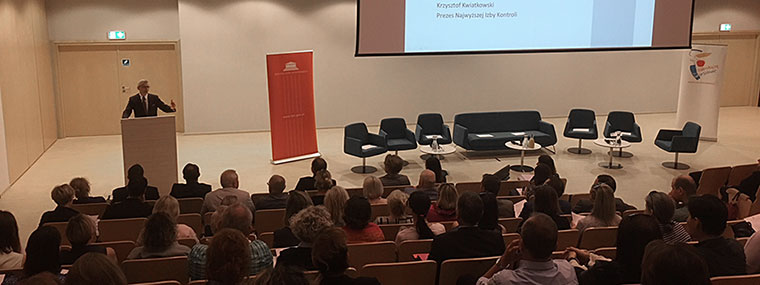 Prezes NIK Krzysztof Kwiatkowski przemawia do&nbsp;uczestników Konferencja Klauzule społeczne w&nbsp;samorządach terytorialnych