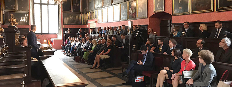 NIK President Krzysztof Kwiatkowski speaks to UJ students gathered at Collegium Maius.