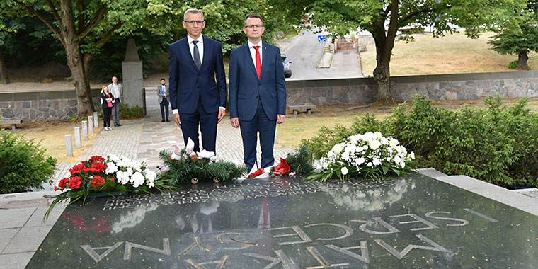 Heads of SAIs also visited the Rasos Cemetery and laid flowers on Józef Piłsudski's mother grave and his heart's resting place, as well as on the grave of dr. Jonas Basanavicius, a signatory of the 1918 Lithuanian Act of Independence.
