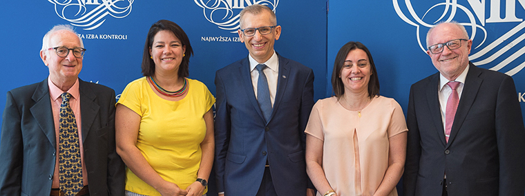 Prezes NIK, Krzysztof Kwiatkowski z kontrolerami Europejskiego Instytutu Uniwersyteckiego: Ugo Sessim (Włochy) i Jackiem Mazurem (Polska) oraz Dyrektor Departamentu Rachunkowości Trybunału Obrachunkowego Portugalii Sandrą Pereirą i Dyrektor Biura Audytu Wewnętrznego Instytutu Ancą Busilą.
