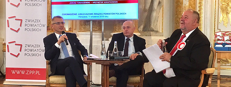 Prezes NIK Krzysztof Kwiatkowski wypowiadający się&nbsp;podczas jednego z&nbsp;paneli jubileuszowej sesji plenarnej Związku Powiatów Polskich