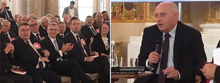 Goście jubileuszowej sesji plenarnej Związku Powiatów Polskich i&nbsp;Janusz Tomaszewski wypowiadający się&nbsp;podczas jednego z&nbsp;paneli