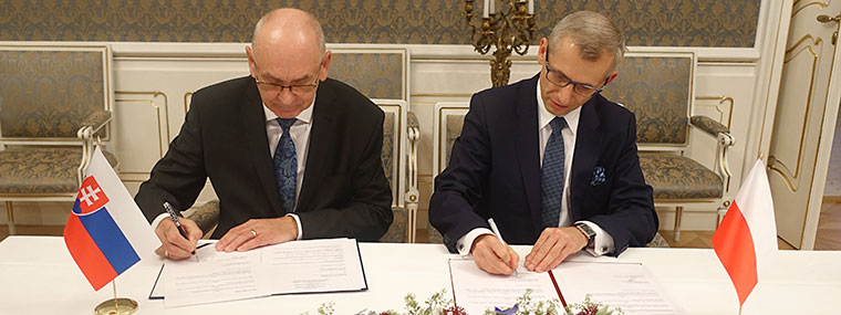 Polsko - słowacką Deklarację w sprawie realizacji Konwencji Bazylejskiej podpisują: Karol Mitrik, Prezes Najwyższego Urzędu Kontroli Słowacji oraz Krzysztof Kwiatkowski, Prezes Najwyższej Izby Kontroli.