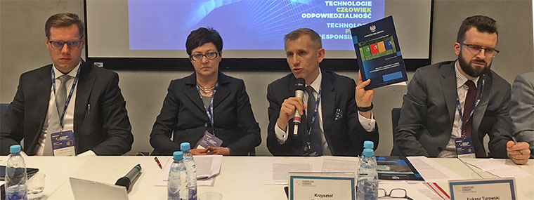 Prezes NIK Krzysztof Kwiatkowski prezentuje jeden z raportów NIK