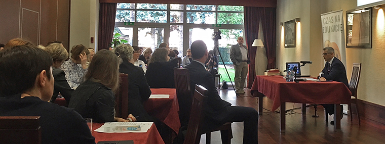 Prezes NIK Krzysztof Kwiatkowski prezentuje jeden z raportów NIK