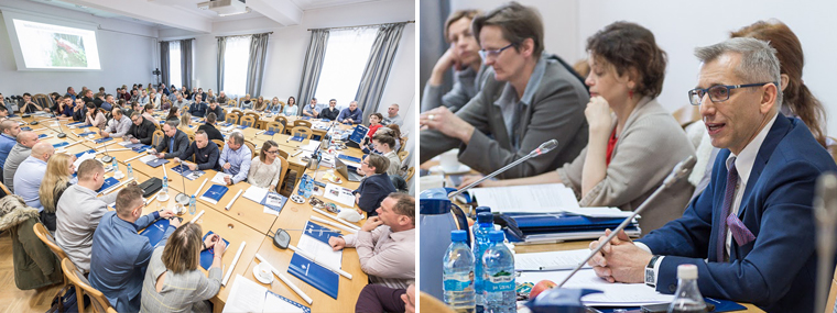 Szkolenie dla policjantów przeprowadzone w&nbsp;NIK, sala pełna osób słuchających wykładu, obok Prezes NIK Krzysztof Kwiatkowski przemawiający do&nbsp;uczestników szkolenia