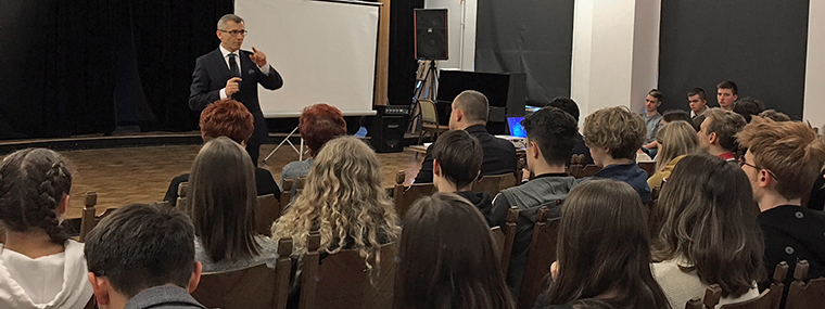 Prezes NIK Krzysztof Kwiatkowski prowadzi lekcję edukacyjną w Zespole Ogólnokształcących Szkół Społecznych im. Stanisława Konarskiego w Katowicach