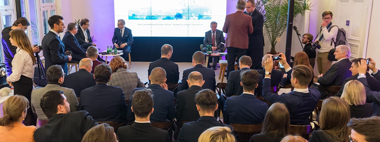 Uczestnicy debaty chwilę przed rozpoczęciem wydarzenia