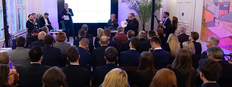 Widok na sale i widownie debaty, na scenie Prezes NIK Krzysztof Kwiatkowski