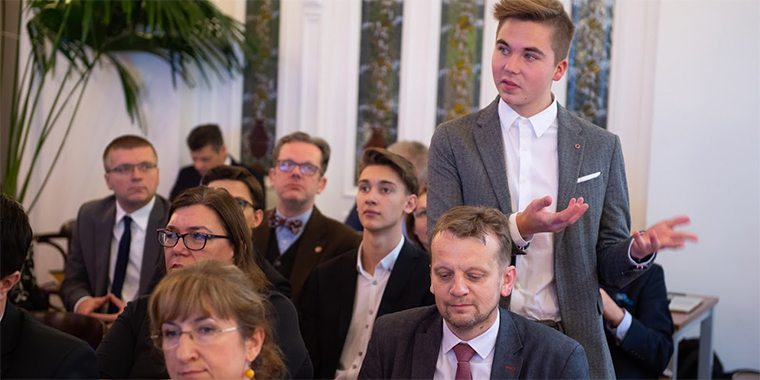 Młody mężczyzna zadaje pytanie.