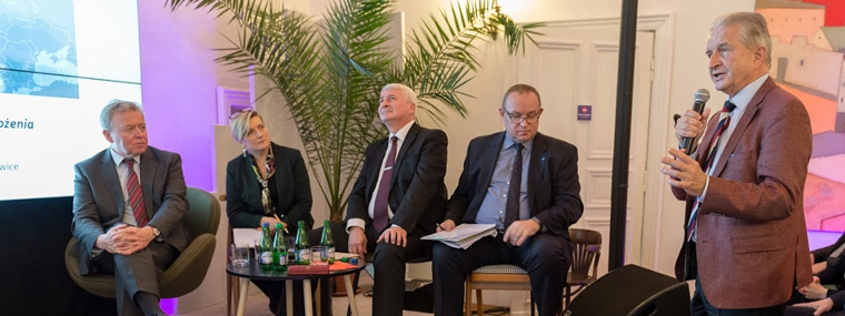 Prof. Lekston w trakcie swojej wypowiedzi, w tle pozostali uczestnicy debaty.