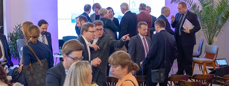 Uczestniczy debaty w trakcie rozmów kuluarowych.