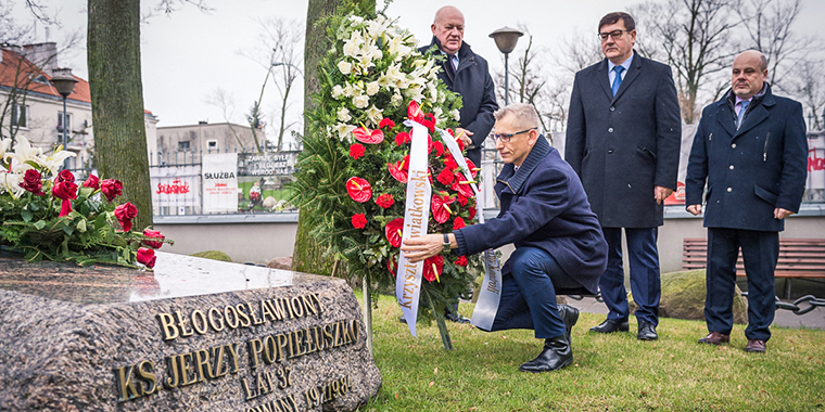 Kierownictwo NIK składa wieniec przy grobie ks. Jerzego Popiełuszki