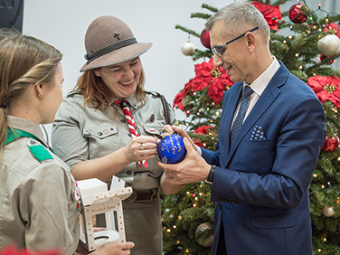 Prezes NIK Krzysztof Kwiatkowski podpisuje pamiątkową bombkę