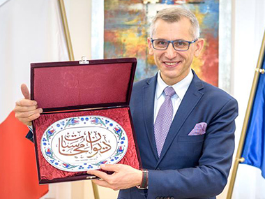 Prezes NIK z&nbsp;ozdobnym talerzem wystawionym na&nbsp;licytację