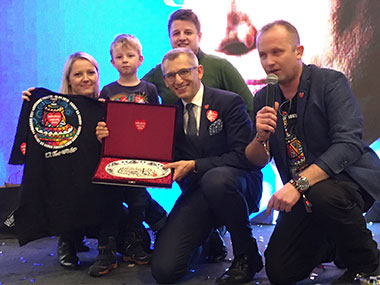 Prezes NIK w&nbsp;trakcie licytacji w&nbsp;łódzkiej Manufakturze