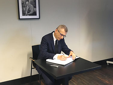 Prezes NIK Krzysztof Kwiatkowski wpisał się&nbsp;do księgi kondolencyjnej poświęconej pamięci Pawła Adamowicza.