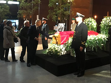 Prezes NIK Krzysztof Kwiatkowski składa hołd przy trumnie Pawła Adamowicza