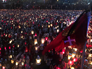 Znicze złożonych w&nbsp;Gdańsku w&nbsp;intencji zmarłego prezydenta Adamowicza