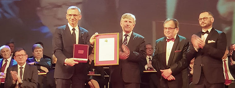 Prezes NIK odbiera nagrodę Kryztałowego Lauru