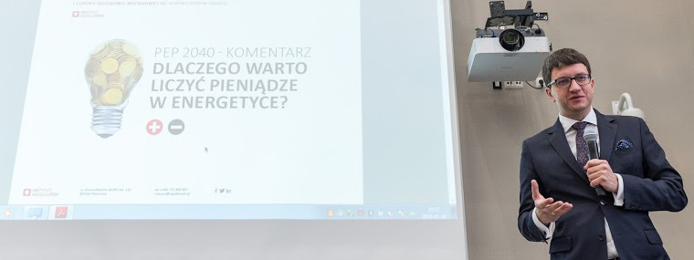 Prezes Instytutu Jagiellońskiego Marcin Roszkowski w tle prezentacja
