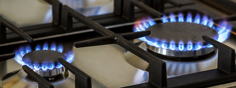 Płonące palniki kuchenki gazowej