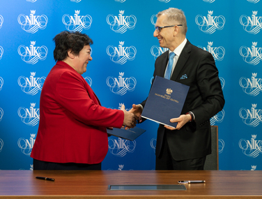 Przewodniczącą Krajowej Rady RIO Grażynę Wróblewska i&nbsp;Prezes NIK Krzysztof Kwiatkowski dziękują sobie po&nbsp;podpisaniu porozumienia