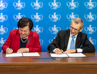 Przewodniczącą Krajowej Rady RIO Grażynę Wróblewska i&nbsp;Prezes NIK Krzysztof Kwiatkowski popisują porozumienie