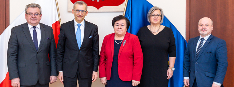 Przedstawiciele RIO i&nbsp;NIK na&nbsp;wspólnym pamiątkowym zdjęciu