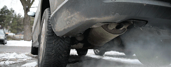 Animacja GIF spalin wydobywających się z rury wydechowej samochodu