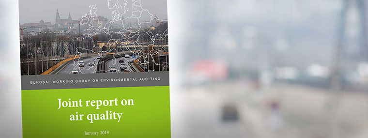 Okładka raportu o jakości powietrza, który powstał w ramach współpracy EUROSAI, w tle smog nad miastem