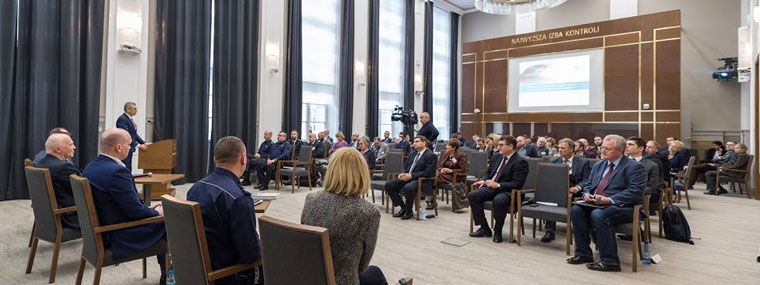 Prezes NIK Krzysztof Kwiatkowski wita żegna konferencji