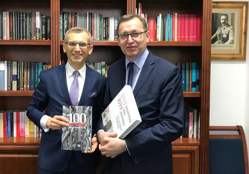 Prezes NIK Krzysztof Kwiatkowski i prezes IPN Jarosław Szarek z egzemplarzami rocznicowych wydawnictw