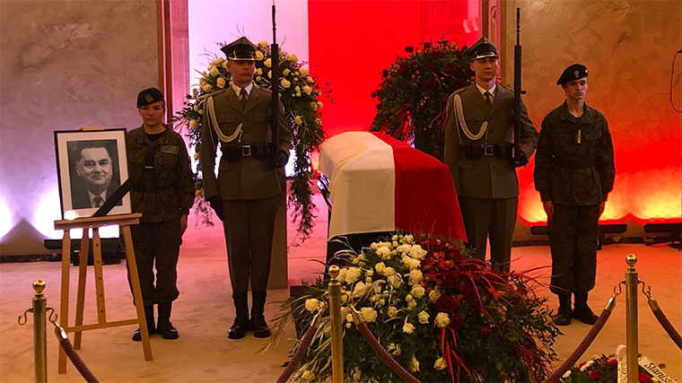Warta honorowa przy trumnie premiera Jana Olszewskiego