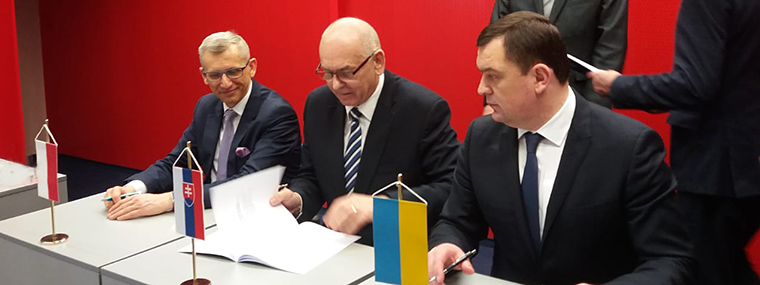 Podpisanie stanowiska bratysławskiego (od lewej) Prezes NIK Krzysztof Kwiatkowski, szef Najwyższego Urzędu Kontroli Republiki Słowackiej Karol Mitrík, Przewodniczący Izby Obrachunkowej Ukrainy Valerij Patskan 