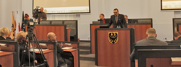 Dyrektor Delegatury NIK we Wrocławiu Radosław Kujawiński prowadzi prezentacje sesji Sejmiku Województwa Dolnośląskiego