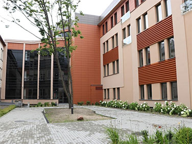 Patio powstałe po&nbsp;wybudowaniu skrzydła D Centrum Pulmonologii w&nbsp;Bydgoszczy. Stan bezpośrednio po&nbsp;zakończeniu inwestycji.