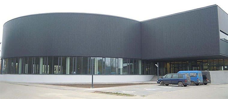 Wejście główne do Parku Aktywnej Rehabilitacji i Sportu Centrum Onkologii w Bydgoszczy - stan po zakończeniu inwestycji (listopad 2012 r.). Źródło: Kujawsko-Pomorskie Inwestycje Medyczne