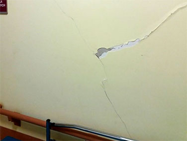 Budynek nr 13 Szpitala Specjalistycznego we&nbsp;Włocławku - pęknięcia ścian w&nbsp;Oddziale Dziecięcym. Źródło: Oględziny NIK.