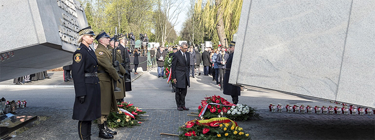 Prezes NIK Krzysztof Kwiatkowski składa hołd pod pomnikiem ofiar katastrofy