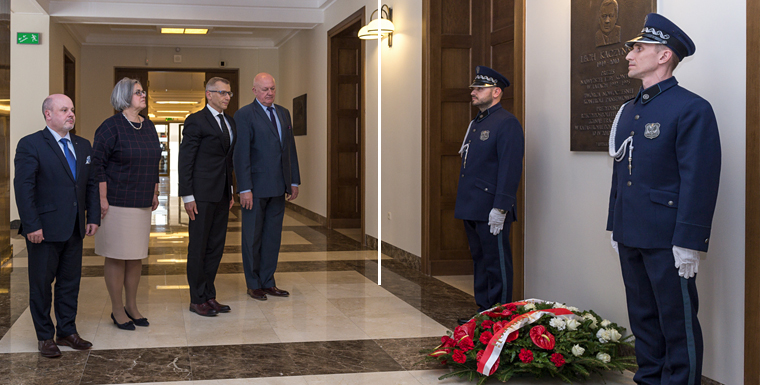 Kierownictwo NIK składa hołd przed pamiątkową tablicą poświęcona Lechowi Kaczyńskiemu