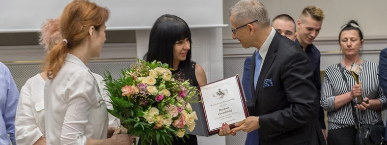 Barbara Zarudzka odbiera wyróżnienie z rąk Prezesa NIK Krzysztofa Kwiatkowskiego