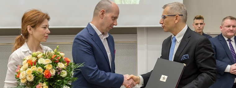 Doktor Radosław Fedaczyński odbiera wyróżnienie z rąk Prezesa NIK Krzysztofa Kwiatkowskiego