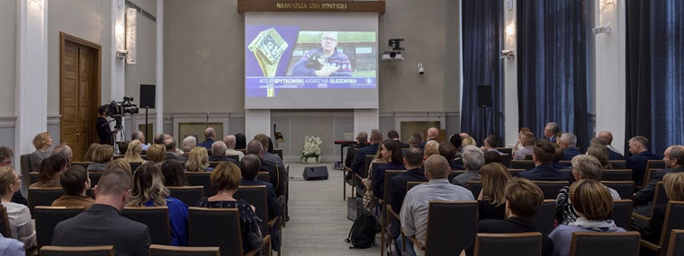 Goście gali oglądają film o wyróżnionych nagrodą NIK