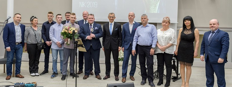 Pamiątkowe zdjęcie uczestników gali rozdania Nagród Przyjaciela Zwierząt - laureaci i wyróżnieni